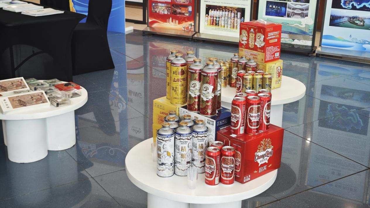 重庆啤酒携“重庆”“山城”等品牌产品亮相活动现场。重庆啤酒供图