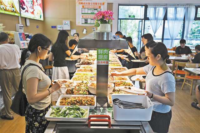 兩江新區人和街道邢家橋社區食堂，居民在選取菜品。（資料圖片）特約攝影 王加喜/視覺重慶