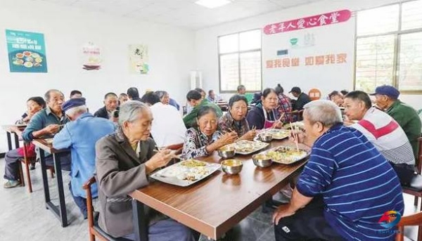 老人在豐都愛心食堂用餐。豐都縣融媒體中心供圖
