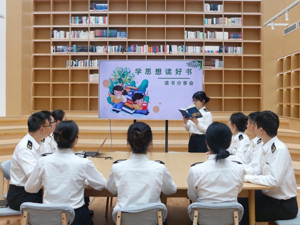 重慶海關所屬重慶港海關開展“世界讀書日”活動。重慶海關供圖