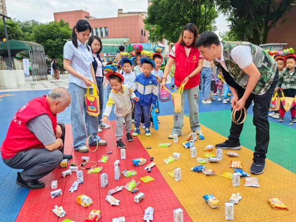 陪孩子們進行益趣游戲。受訪單位供圖