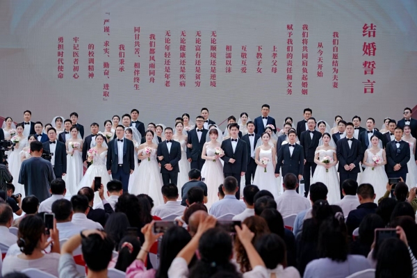 活动现场，新人并肩而立许下誓言。渝中区委宣传部供图