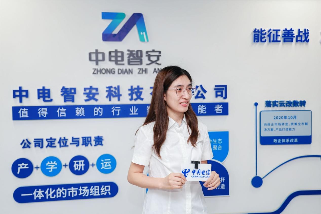 中電智安智慧醫療產品經理李玥介紹平台功能。重慶電信供圖