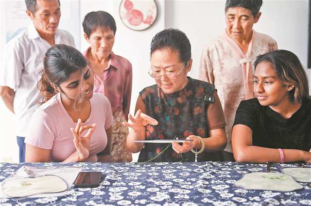 9月3日，萬州玉竹村百果欣農民田間學校，斯裡蘭卡留學生正在學習蜀繡技藝。（本版圖片均由記者鄭宇攝）