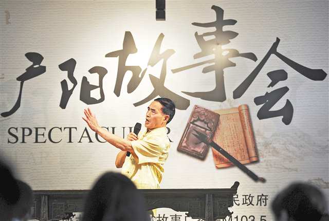 杜志榜在講故事。（南岸區委宣傳部供圖）
