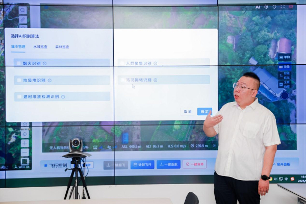 中國電信豐都分公司雲中台副經理余敏向參訪團介紹AI智能識別功能。重慶電信供圖