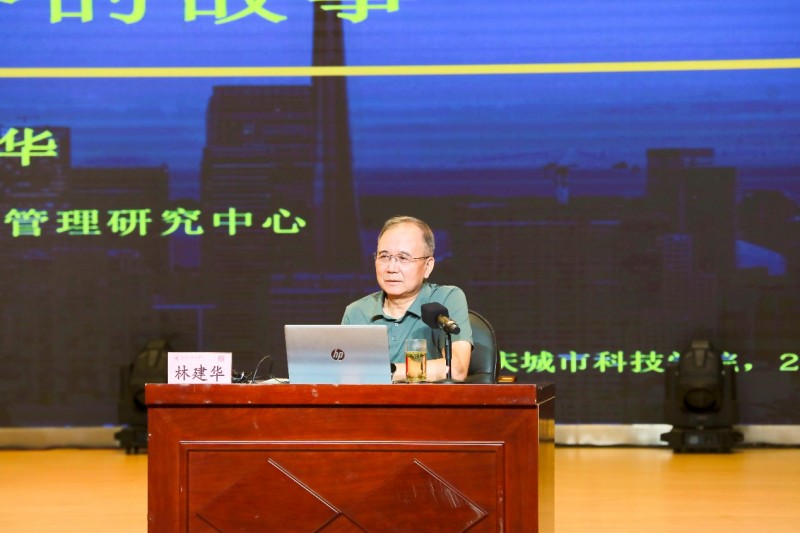林建华以《隐默世界的故事》为题作专题讲座。校方供图