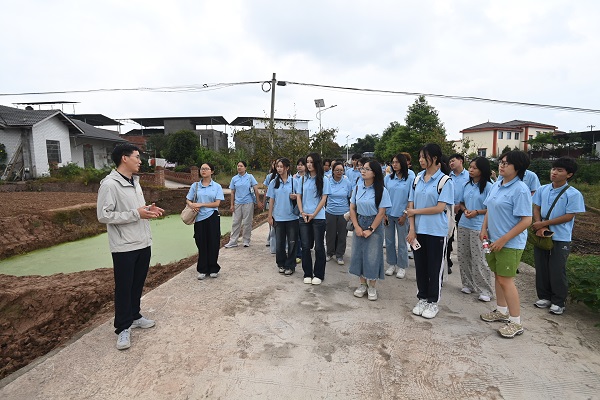 鄉村治理專業新生田間地頭開啟“開學第一課”。西南大學供圖