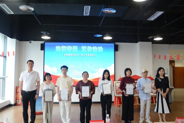 向非遗传承人颁发“法治文化推广志愿者”聘书。刘航宇摄