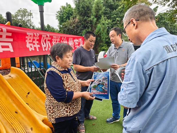污水处理厂职工向村民宣传群防群治。贺晋扬摄