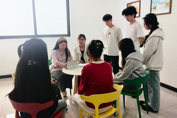 专任教师分类指导。学校供图