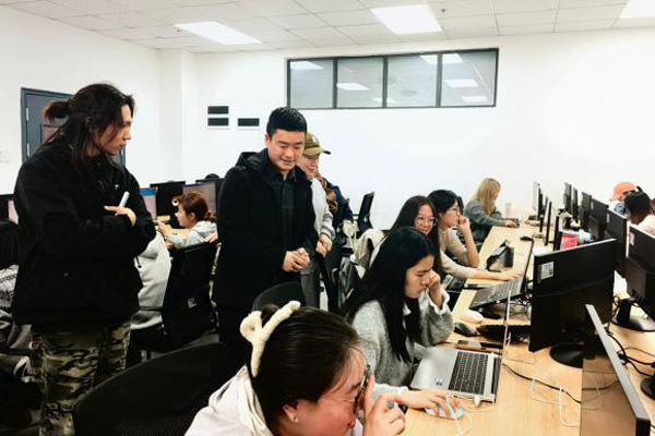 企业导师现场指导。学校供图