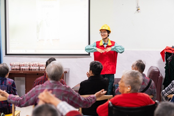 志願者帶領老人做健康操。國網重慶永川供電公司供圖