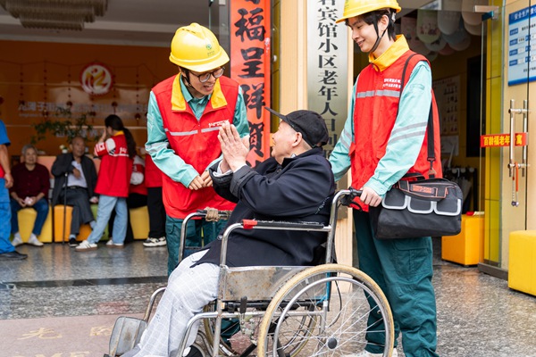 志願者和老人話家常。國網重慶永川供電公司供圖