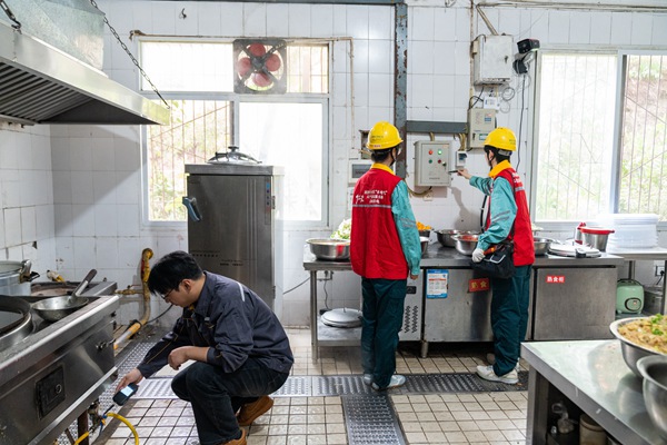 志願者檢查養老院食堂水電氣設備隱患。國網重慶永川供電公司供圖