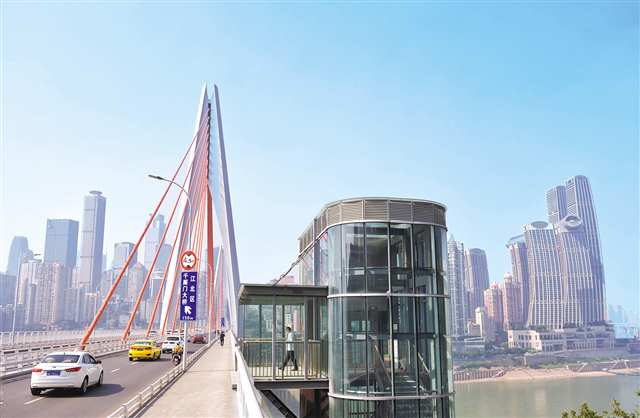 南岸區東水門大橋垂直升降梯。特約攝影 郭旭/視覺重慶