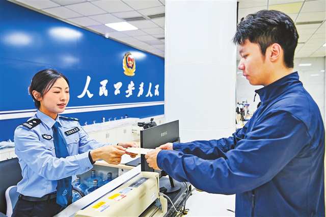 9月21日，兩江新區禮嘉派出所，居民正在辦理川渝居住証。記者 齊嵐森 攝/視覺重慶