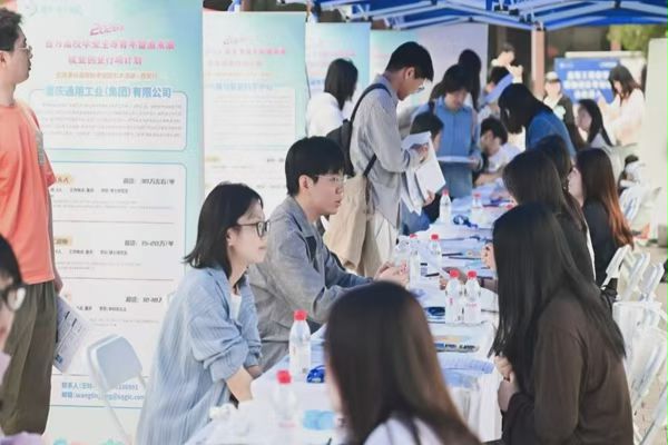 現場招聘會。重慶市人力社保局供圖