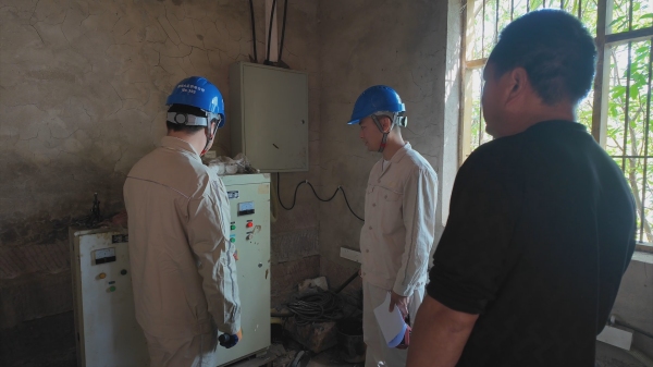 電力工人檢查客戶泵站用電安全。國網重慶大足供電公司供圖