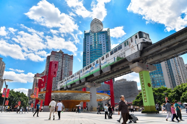 蓝天白云推窗见绿。九龙坡区生态环境局供图