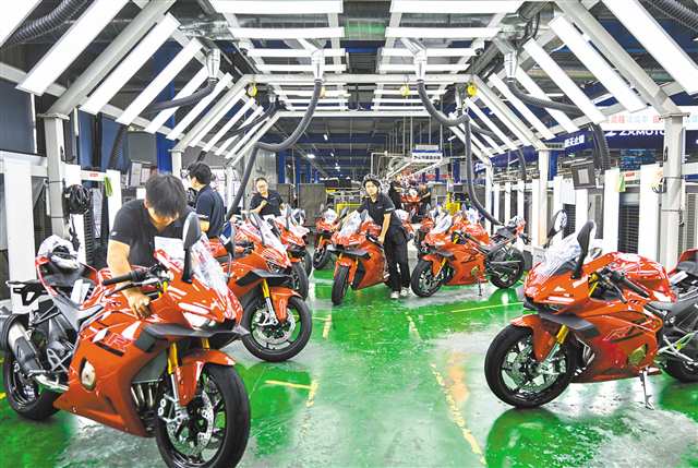 九月二十二日，重慶兩江新區張雪機車生產車間，工人正在調試摩托車。記者 蘇思 攝\視覺重慶