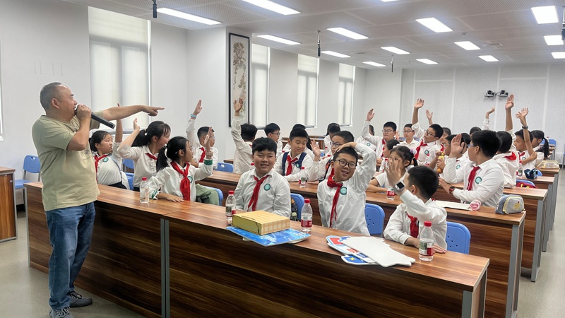 在重庆特种设备安全科普基地同学们举手回答问题。主办方供图