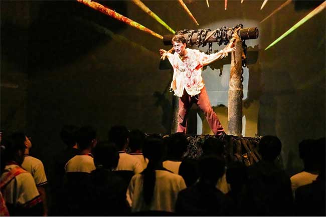 观看剧目《红岩红》。中国人寿寿险重庆市分公司供图