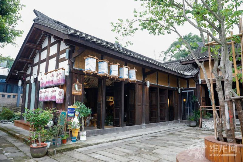 當地依托三合院打造茶飲住宿項目“三井草木間”。