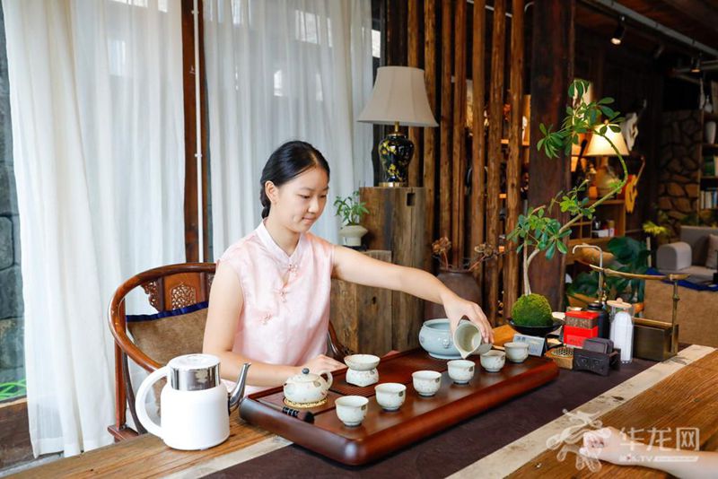 兩江新區龍興古鎮，茶藝師沖泡茶葉招待客人。