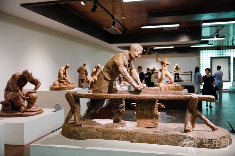 兩江新區兩江博物館，巴蜀七十二行雕塑館展廳裡展示了行業人員形象雕塑。