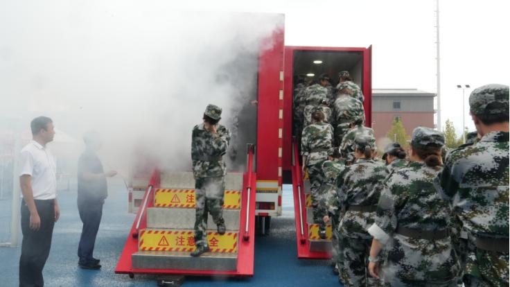现场模拟逃生舱体验。重庆青年职业技术学院供图