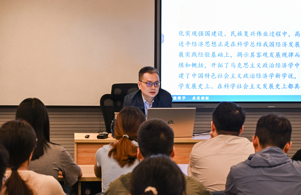 校长温涛为本硕博学子同堂授课。重庆工商大学供图