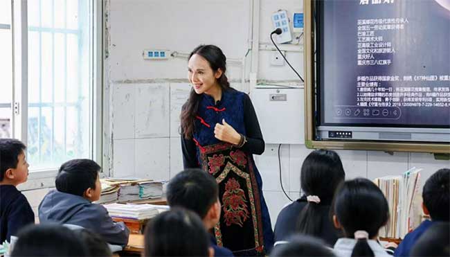 巴绣传承人唐丽娟走进雪宝山小学。平安人寿重庆分公司供图