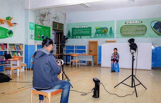 为毕业生拍摄毕业照。平安人寿重庆分公司供图
