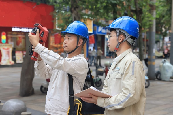 电力工人在步行街商圈开展线路测温。国网重庆大足供电公司供图