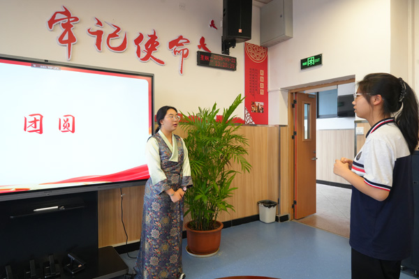 漢藏學生開展“你畫我猜”游戲。學校供圖