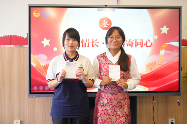 漢藏學生書寫書信與交換書信。學校供圖