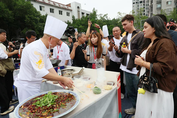成渝各地特色鱼肴掌门人同台切磋厨艺。曾清龙摄