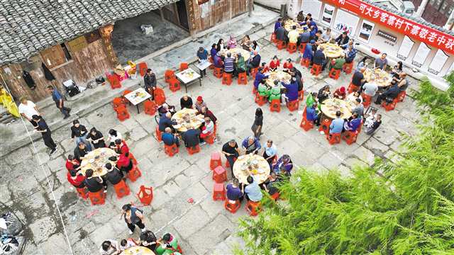 9月24日，酉陽縣客寨村，村民聚在一起吃圓桌宴，喜迎中秋（無人機照片）。特約攝影 邱洪斌/視覺重慶