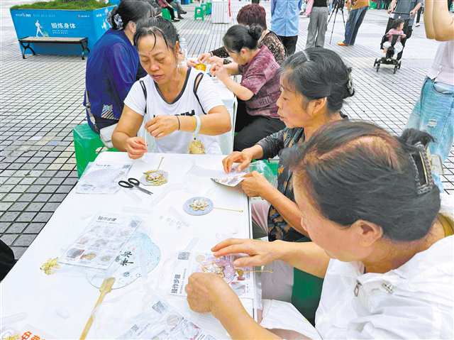 9月24日，巴南區人民廣場，市民在中秋活動中體驗傳統手工。記者 張莎 攝/視覺重慶