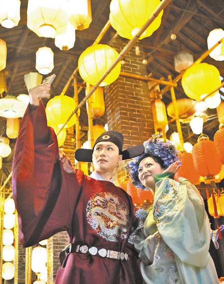 9月24日，永川鬆溉古鎮舉行中秋追月燈會，游客在拍照打卡。通訊員 陳仕川 攝/視覺重慶
