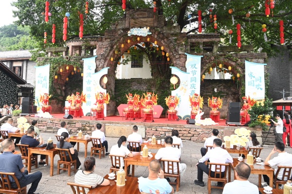 義渡古鎮雙節同慶嘉年華啟幕。龍在全攝