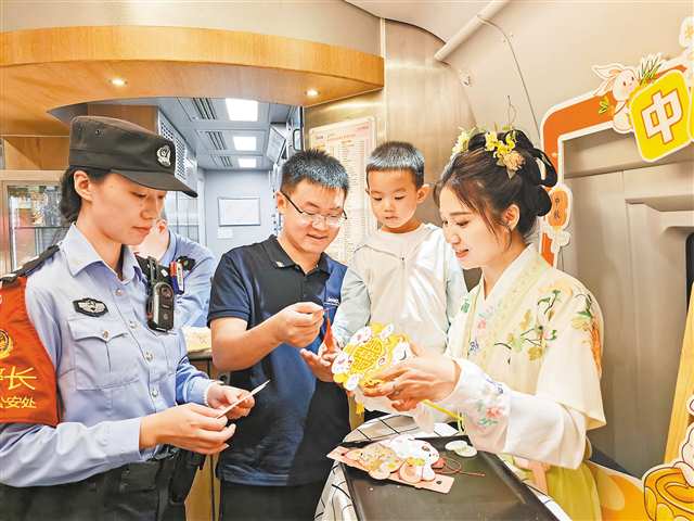 9月25日，重慶客運段在多趟列車上推出主題民俗活動，邀乘客一起過中秋。通訊員 孔煥鑫 攝/視覺重慶