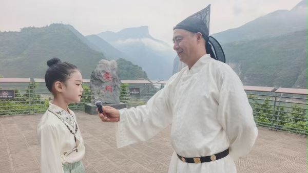 小诗童与“诗仙李白”互动对诗。奉节县委宣传部供图