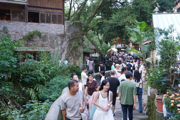 金刚碑温泉老村农产品市集、民艺市集同步开市。北碚区委宣传部