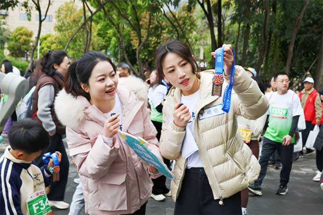 开展金融直播。恒丰银行重庆分行供图