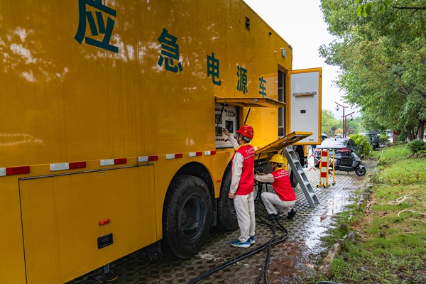 電力員工在檢查應急發電車。國網重慶永川供電公司供圖