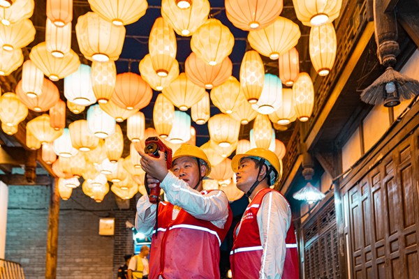 電力員工對景區用電設備開展紅外測溫。國網重慶永川供電公司供圖