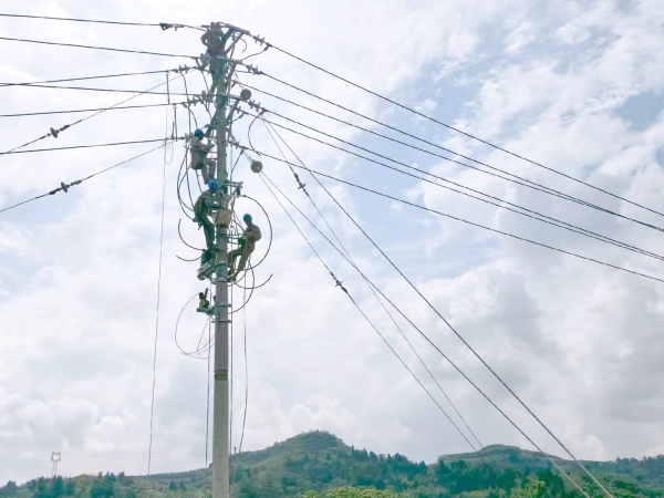電力工人開展線路改造作業。國網重慶大足供電公司供圖