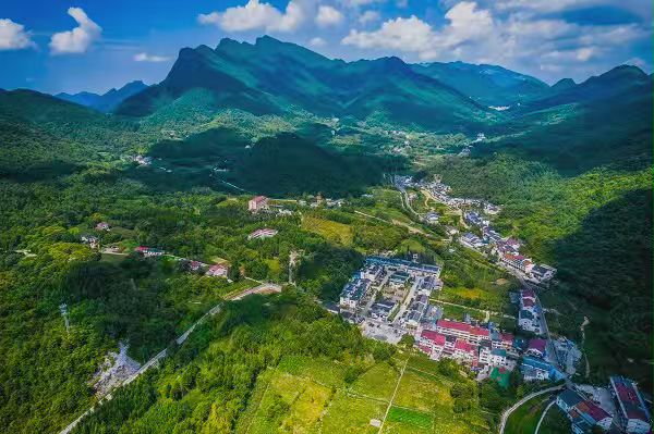 鸟瞰开州区满月镇。重庆市民政局供图